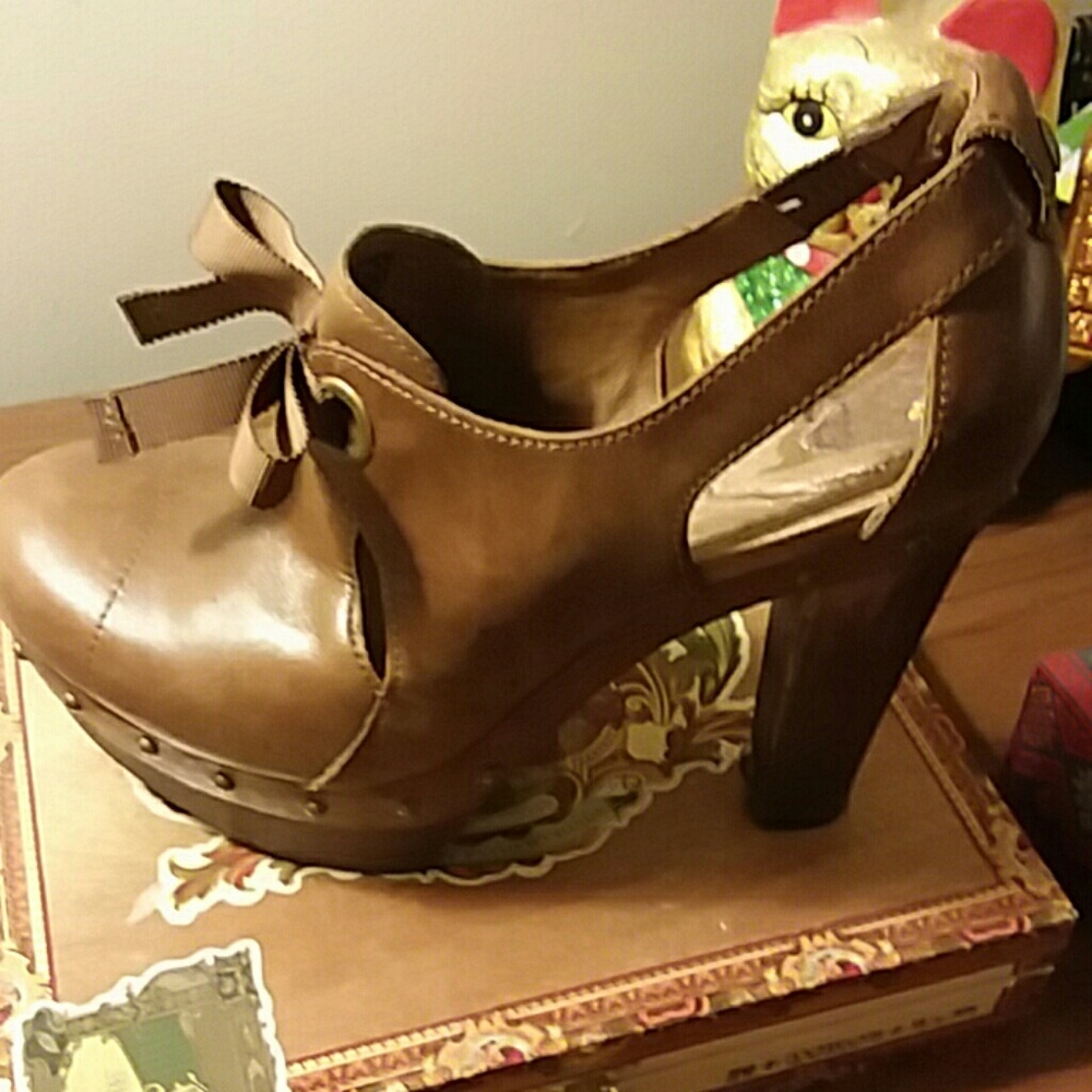 Ugg Celestina heeled clog